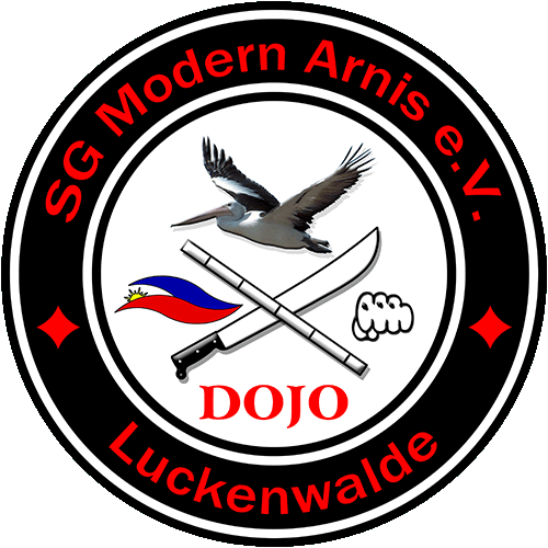 Sportgemeinschaft Modern Arnis Luckenwalde e.V. - das Vereinslogo des Dojos zeigt den Luckenwalder Pelikan, die philippinische Flagge, eine geballte Faust, eine Machete und den Rattanstock, genannt Baston.