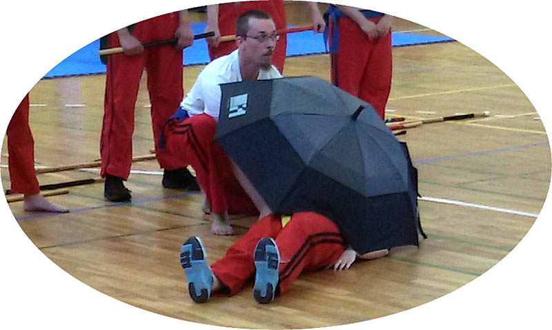 Foto: Spontane Selbstverteidigung mit aufgespanntem Regenschirm.